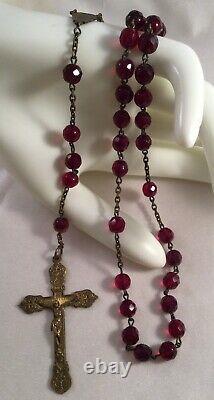 Ancien Vintage Vieux Collier de chapelet en verre rouge rubis antique avec croix dorée INRI