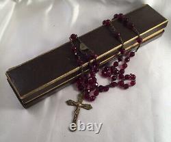 Ancien Vintage Vieux Collier de chapelet en verre rouge rubis antique avec croix dorée INRI