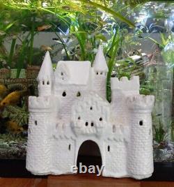 Ancien aquarium vintage en terre cuite en céramique de couleur blanche avec grand château