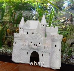 Ancien aquarium vintage en terre cuite en céramique de couleur blanche avec grand château