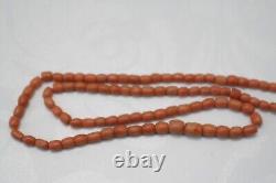 Ancien collier de perles de corail rose clair, de style antique, vintage, couleur saturée, pesant 25,2 grammes.