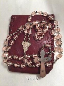 Ancien vintage vieux rosaire en verre rose cristal avec chaîne et croix en argent de Marie