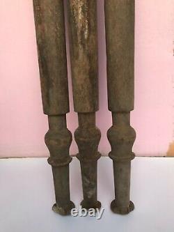 Ancienne colonne de bois de teck pour escalier en bois vintage et antique avec lit à colonnes et pieds de lit.