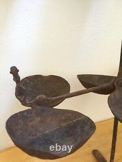 Ancienne lampe à huile rituelle cérémoniale en fer forgé à la main d'Afrique Dogon, antique et vintage