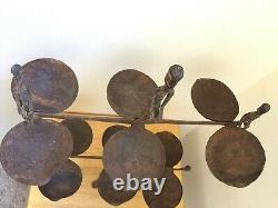 Ancienne lampe à huile rituelle cérémoniale en fer forgé à la main d'Afrique Dogon, antique et vintage