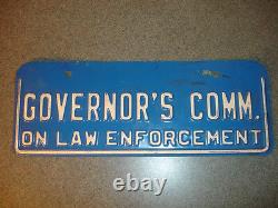Ancienne plaque métallique de collection antique du gouverneur sur la commission de l'application de la loi