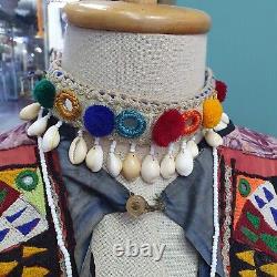 Ancienne robe traditionnelle baloutche brodée à la main avec 2 colliers