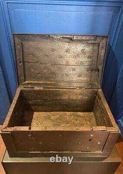 Antique Corsair Nuremberg Chest Allemagne Poignées Clouées En Fer Rare Box Old 17th