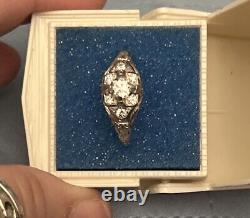 Bague en platine de l'ère victorienne authentique et véritablement ancienne avec diamant taillé en mine ancienne.
