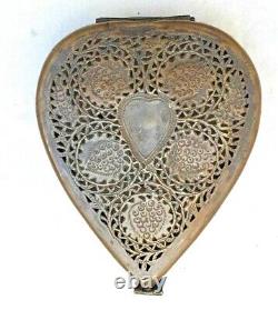 Boîte à bijoux en laiton ancienne, de style vintage, avec un magnifique travail de coupe en forme de cœur.