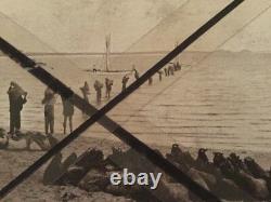 Carte postale ancienne de photo de bateau à voile déchargeant des sacs sur l'île Thursday