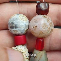 Collier de perles en cornaline agate, verre ancien, himalayen, africain et afghan, de style antique et vintage.