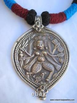 Collier tribal ancien en argent vieilli avec pendentif amulette du dieu Shiva hindou