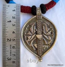 Collier tribal ancien en argent vieilli avec pendentif amulette du dieu Shiva hindou