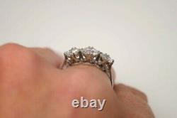 Élégant Antique Anglais Platinum Old European Brilliant Cut Diamond Trilogy Ring