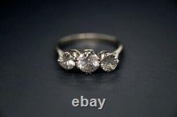 Élégant Antique Anglais Platinum Old European Brilliant Cut Diamond Trilogy Ring