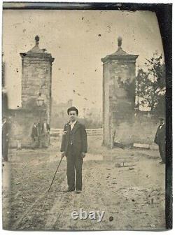 Homme À St. Augustine Florida Old City Gates Regarder Dans La Ville 1890s Tintype