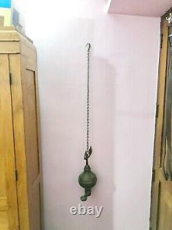 Lampe à huile suspendue avec figurine de paon en laiton ancien, vintage et artisanal