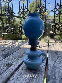 Lampe à pétrole en verre de lait bleu très ancienne, de style antique et vintage, avec boucle pour les doigts, brûleur n°1.