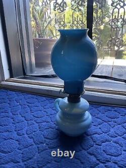 Lampe à pétrole en verre de lait bleu très ancienne, de style antique et vintage, avec boucle pour les doigts, brûleur n°1.