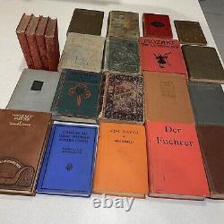 Lot de 22 livres anciens rares et précieux, reliés et couverture rigide, comprenant des ouvrages sur Hitler, Moody's, etc.