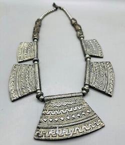 Magnifique collier ancien en argent unique et stupéfiant