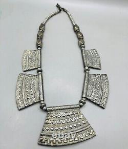 Magnifique collier ancien en argent unique et stupéfiant