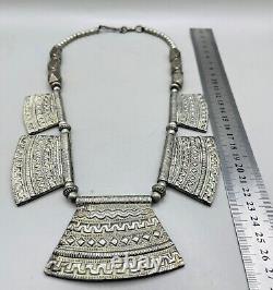 Magnifique collier ancien en argent unique et stupéfiant