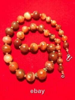 Magnifique collier de perles en cornaline et agate pré-angkorien, de style vintage et antique, du Cambodge.