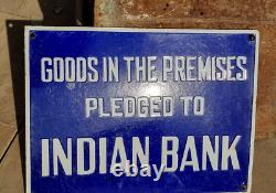 Panneau d'enseigne en porcelaine émaillée en relief d'une ancienne et rare publicité de banque indienne vintage.