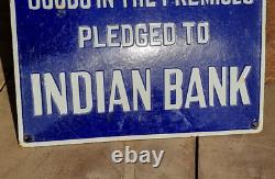 Panneau d'enseigne en porcelaine émaillée en relief d'une ancienne et rare publicité de banque indienne vintage.