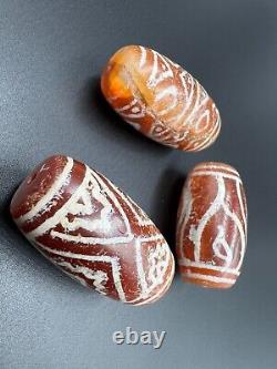 Pendentif en perles d'agate cornaline gravée et peinte dans le style himalayen ancien et vintage