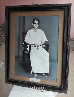 Photo ancienne d'une peinture de 1962 représentant un homme sud-indien en dhoti dans un cadre en bois.