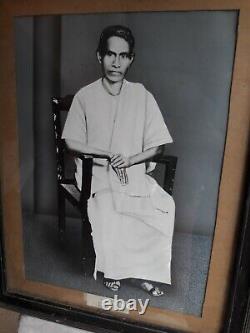 Photo ancienne et vintage d'une peinture de 1962 représentant un homme sud-indien en dhoti dans un cadre en bois.