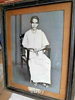 Photo ancienne et vintage d'une peinture de 1962 représentant un homme sud-indien en dhoti dans un cadre en bois.