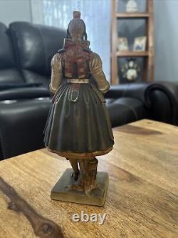 Statue ancienne de vieille dame vintage