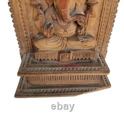 Statue ancienne en bois de santal sculpté à la main représentant le dieu Ganesh