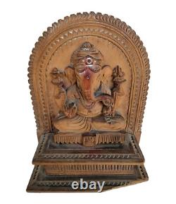 Statue ancienne en bois de santal sculpté à la main représentant le dieu Ganesh