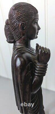Statue de femme tribale en bois de rose finement sculptée à la main de style vintage, ancienne et antique.