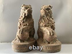 Statues anciennes en bois sculpté de lions chinois antiques - Une paire de sculptures décoratives en art de la sculpture