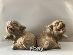 Statues de lion en bois ancien chinois de collection antique - Paire de sculptures décoratives artistiques.
