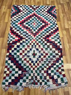 Tapis berbère ancien marocain en laine, fait main, de style vintage, de 4x7 pieds pour le côté du lit.