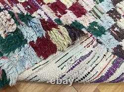 Tapis berbère ancien marocain en laine, fait main, de style vintage, de 4x7 pieds pour le côté du lit.