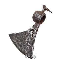 Tête de hache de bataille rare en fer ancien, antique et artisanal avec une figure d'oiseau gravée et vintage.