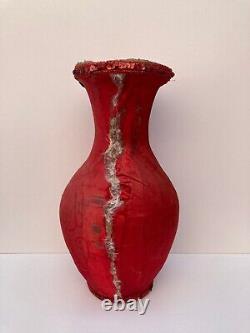 Vase ancien en poterie rouge de patrimoine palestinien, pesant 1,520 kg.