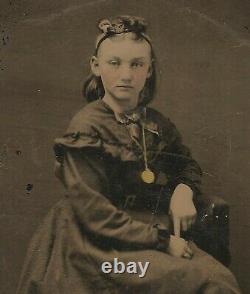 Vieille Vieille Vieille Antiquité Tintype Photo Jolie Jeune Victorian Lady Girl Avec Pendentif