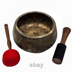 Vieux bol chantant tibétain fait main, antique, vintage, utilisé pour la thérapie sonore avec un maillet.