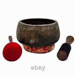 Vieux bol chantant tibétain fait main, antique, vintage, utilisé pour la thérapie sonore avec un maillet.